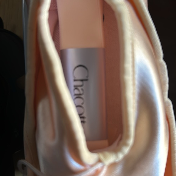 NEW Chacott Veronese II Ballet Toe Shoes ( Pointe Shoes) with ribbon - Picture 6 of 7